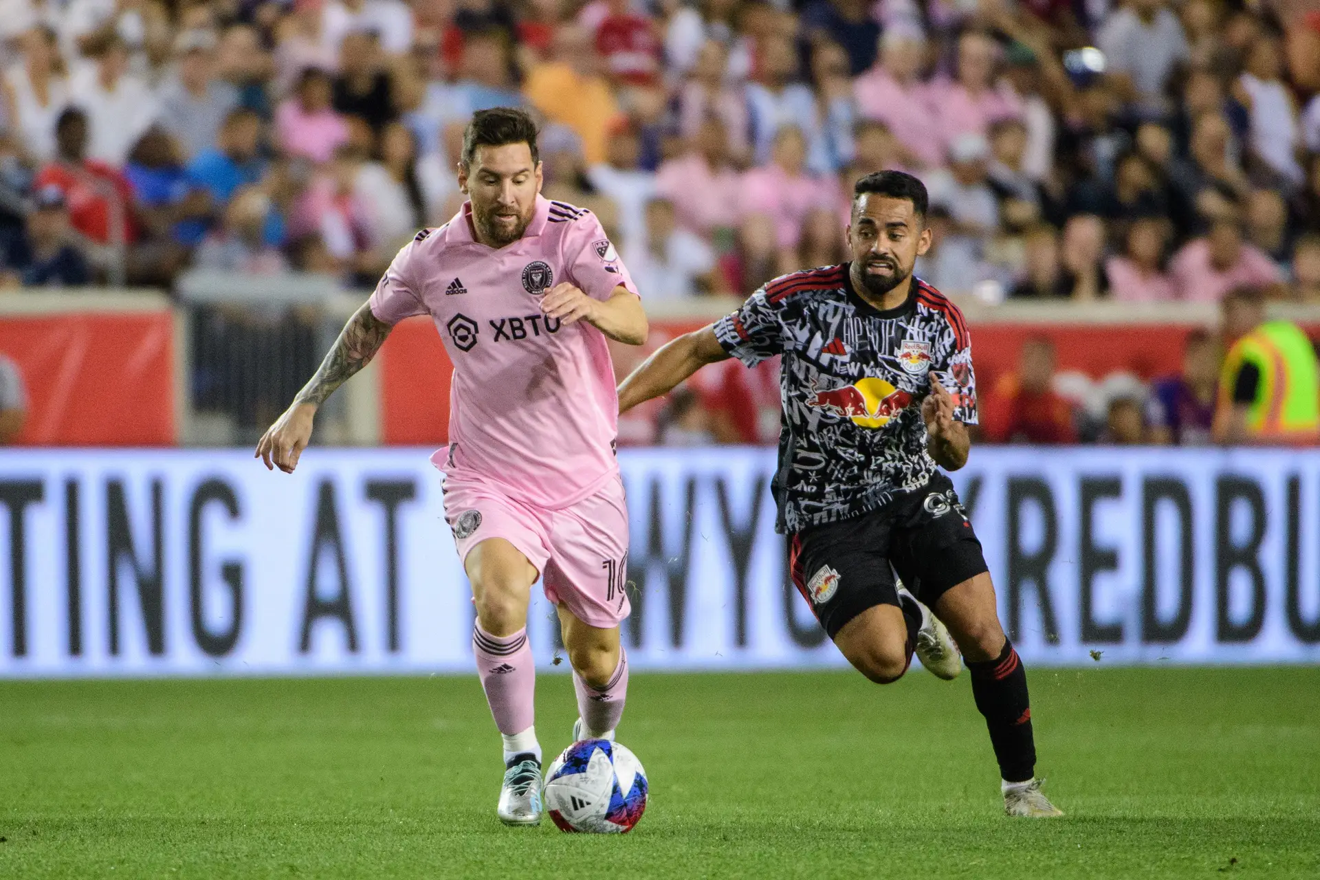 Luquinhas corre atrás de Messi, no jogo entre o Inter Miami CF e o New York Red Bulls, em 2023