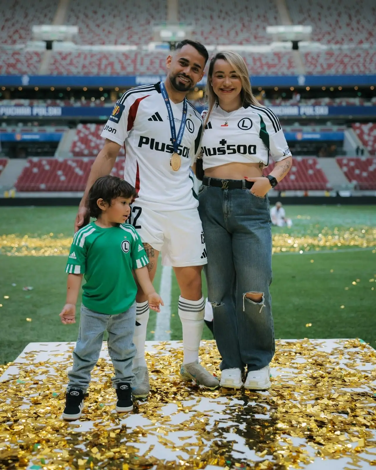 O extremo com a mulher e o filho no estádio do Legia