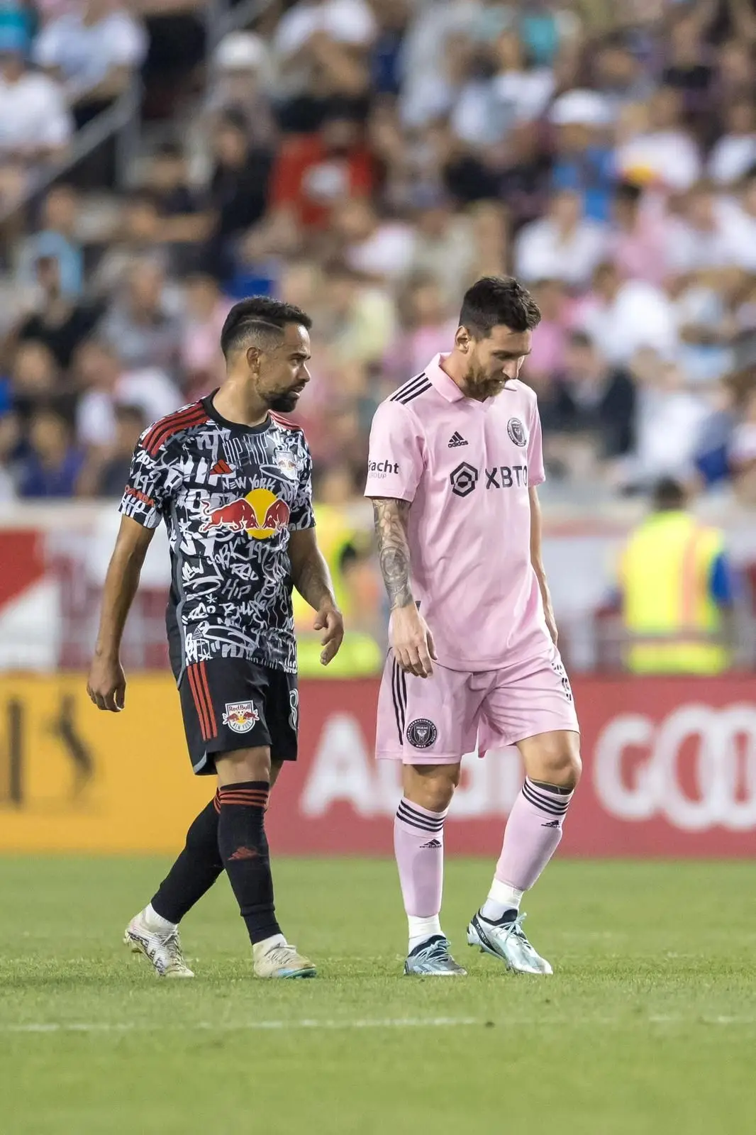 Luquinhas e Messi lado a lado em campo