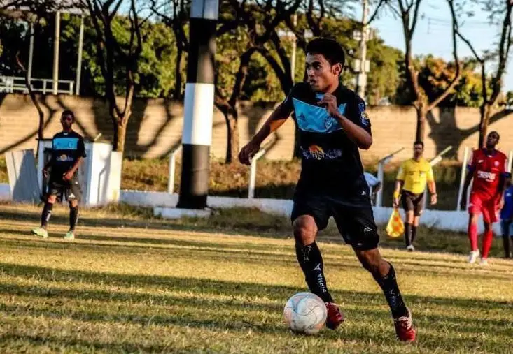 Luquinhas a jogar pelo Capital, com 16 anos