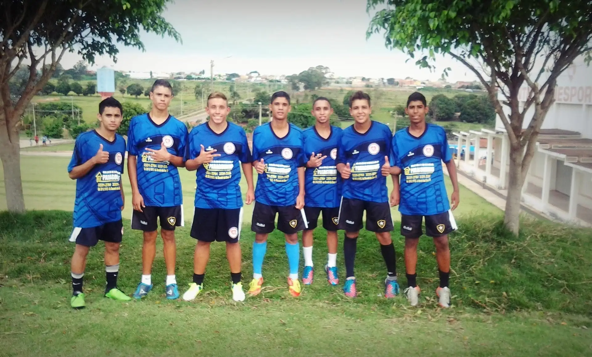 Luquinhas (1º à esquerda) com 14 anos, quando jogava no Pro Vida, clube da sua cidade no Brasil