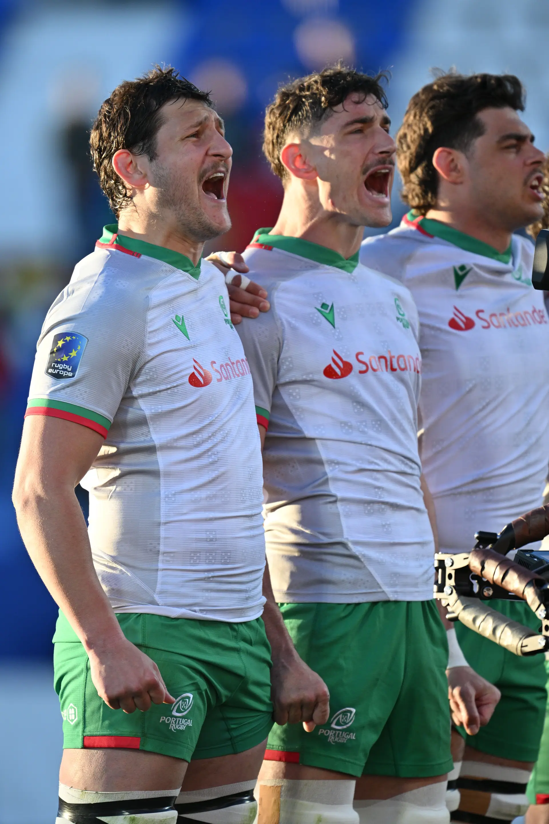José Madeira a cantar o hino nacional, agarrado a Nicolás Martins, antes da final do Rugby Europe Championship contra a Geórgia