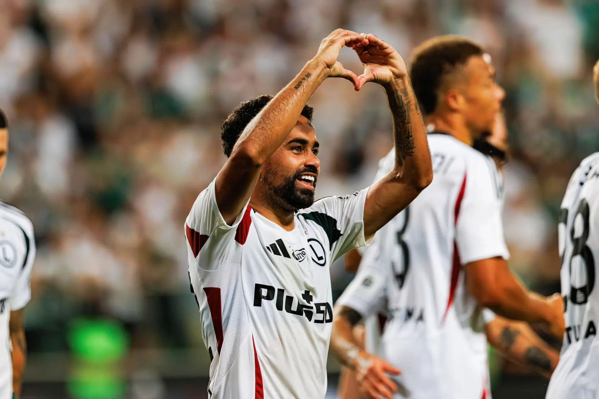 O extremo a festejar após marcar um golo pelo Légia de Varsóvia, em 2021