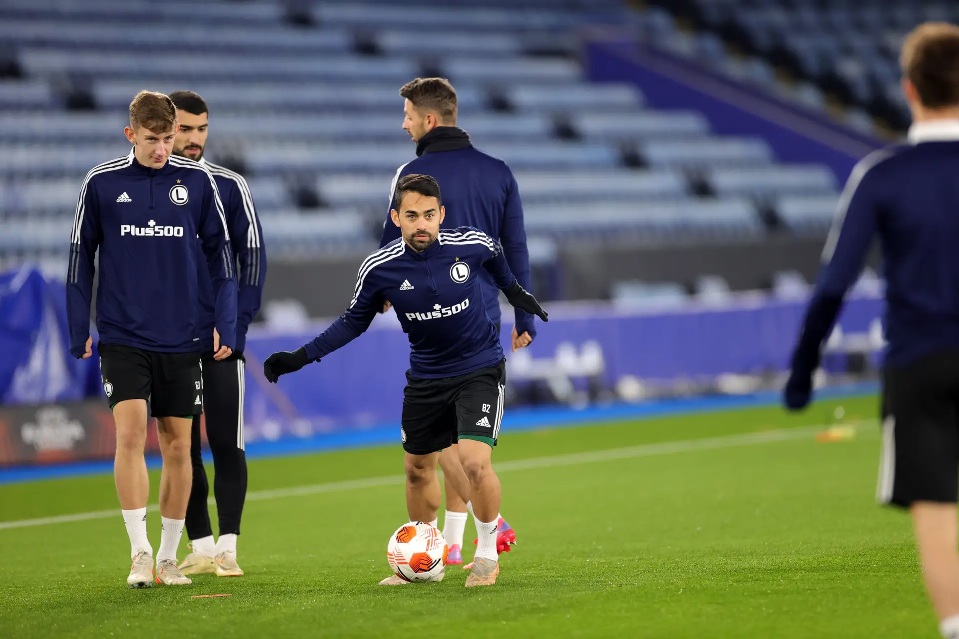 Luquinhas durante o aquecimento antes de um jogo pelo Légia