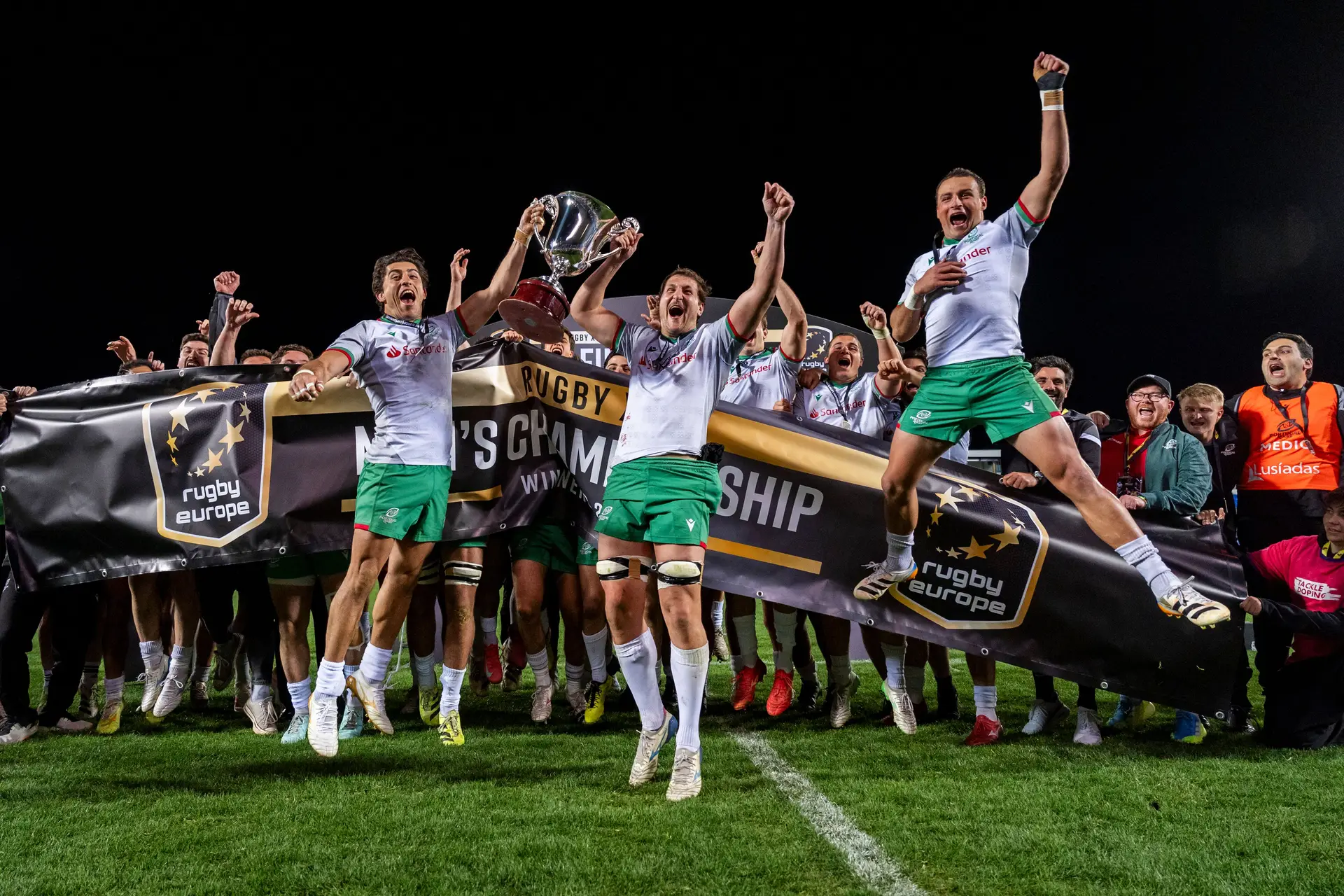 José Madeira, à direita, a levantar o caneco do Rugby Europe Championship com Tomás Appelton: são co-capitães da seleção nacional