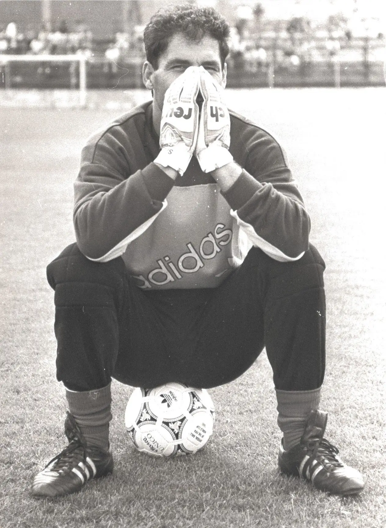Silvino Louro durante um treino, sentado na bola e a tapar a cara com as luvas