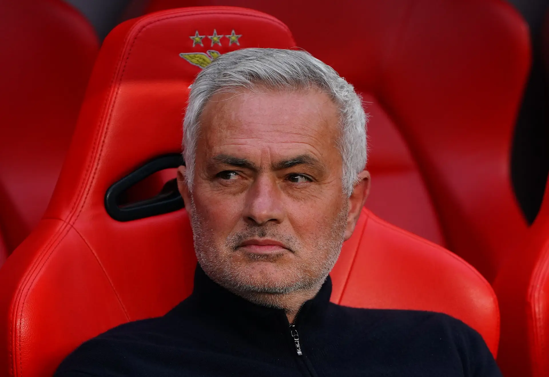 Mourinho no banco durante o Benfica-Vitória