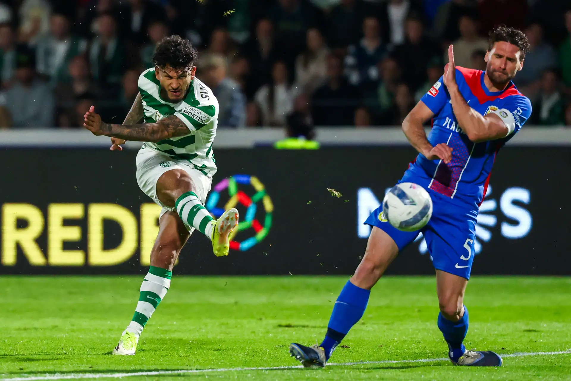 Suárez atira para o 2-0