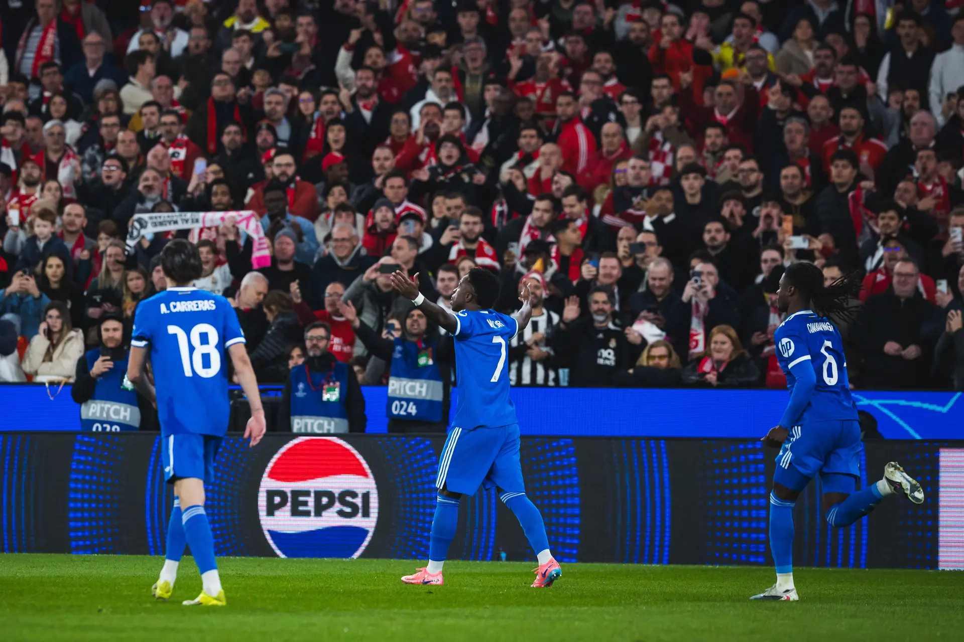 UEFA pune Benfica por comportamento racista e discriminatório dos adeptos: 40 mil euros de multa e sectores da Luz fechados