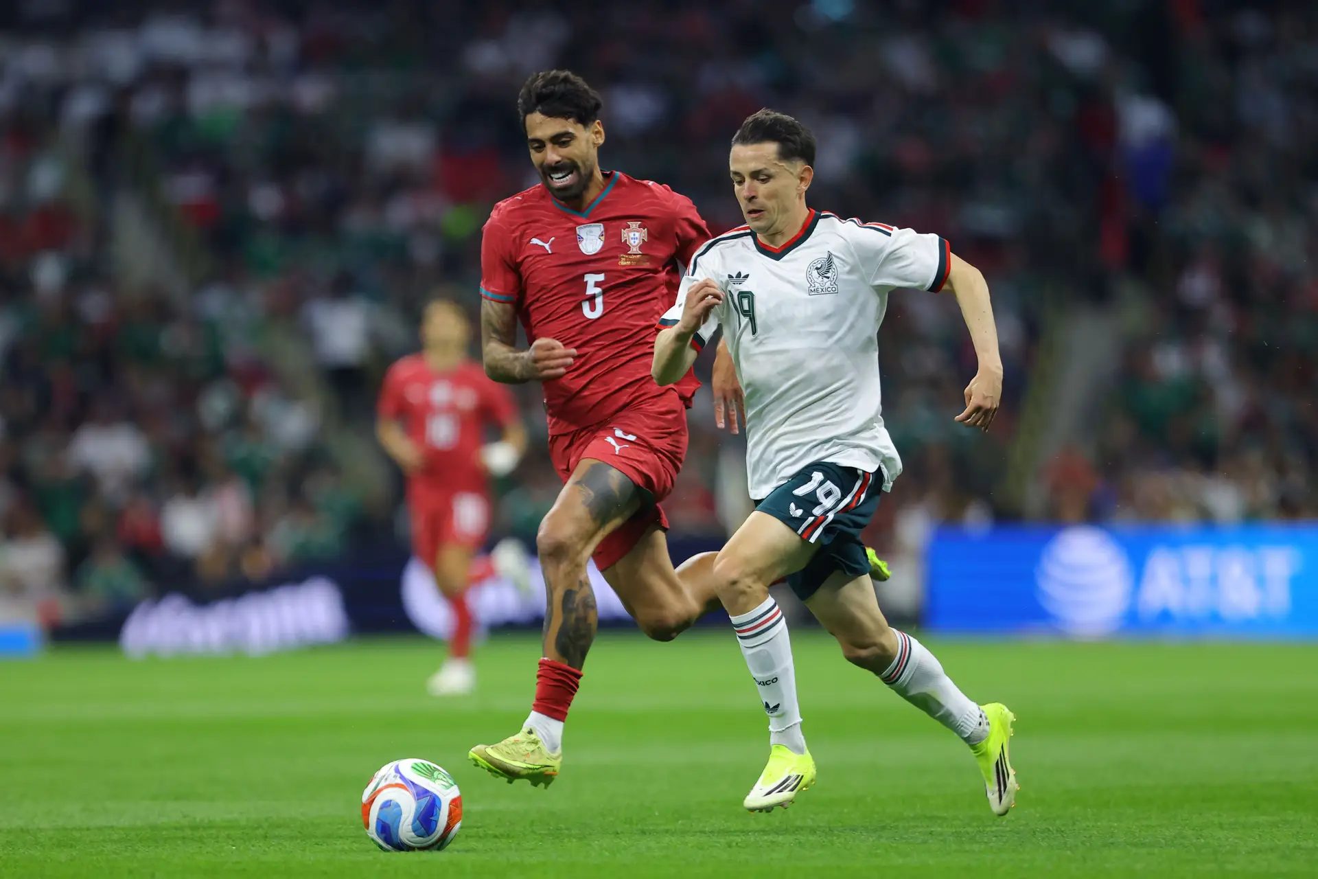 Médio Samu Costa a tentar acompanhar um adversário