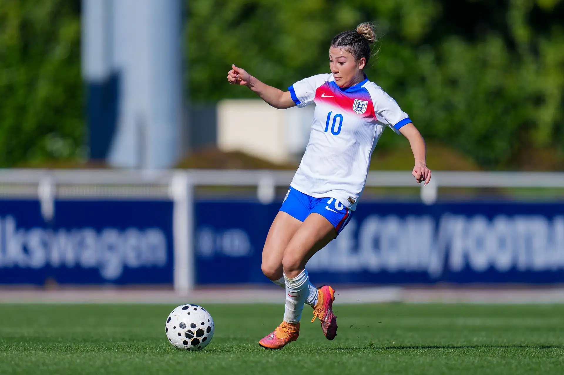 A espiã com quatro passaportes: Erica Meg joga no Valadares Gaia e foi convocada pela Inglaterra aos 17 anos