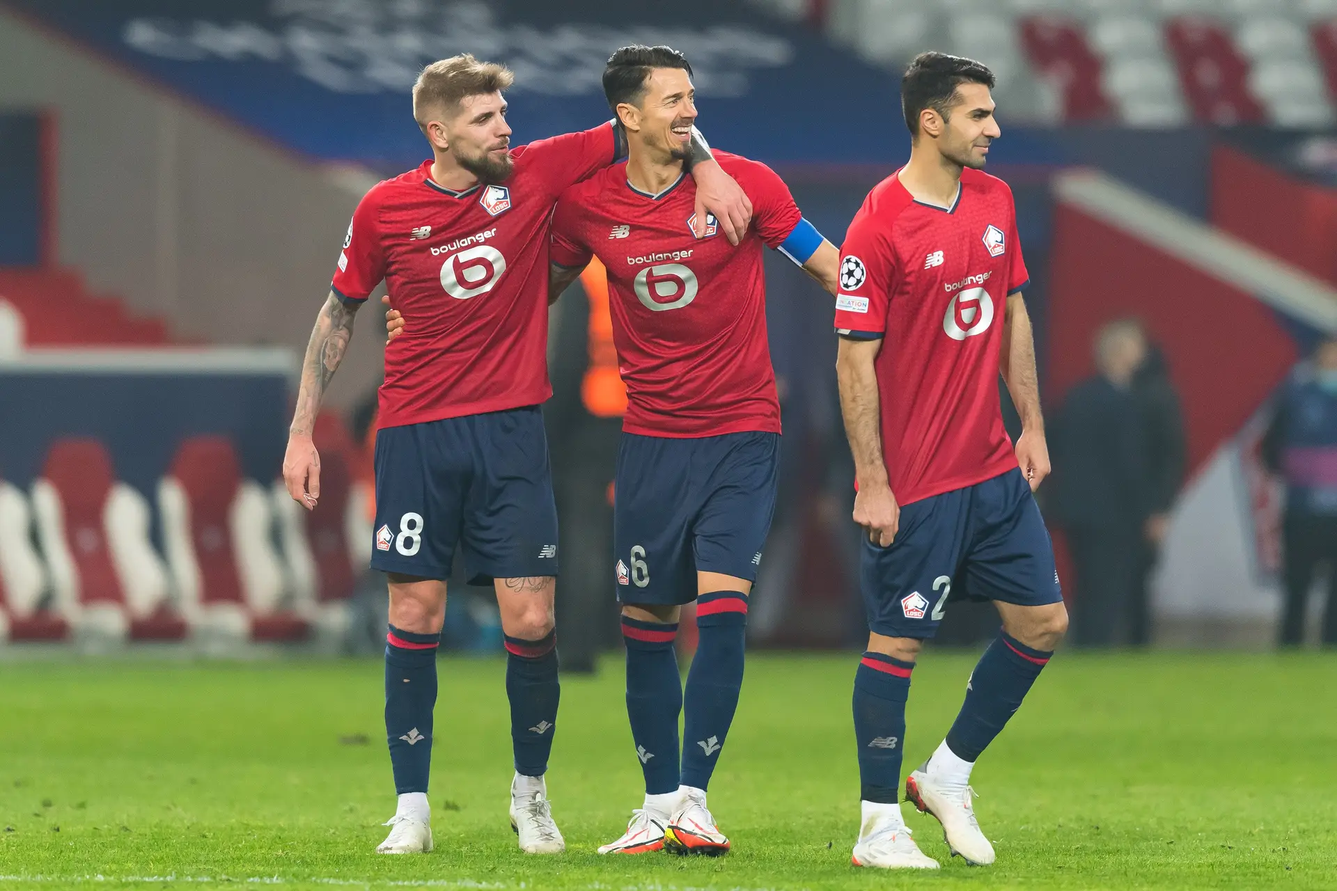 Xeka abraçado a José Fonte e com Zeki Celik, a celebrar a vitória sobre o RB Salzburg em jgo da fase grupos da Liga dos Campeões em 2021