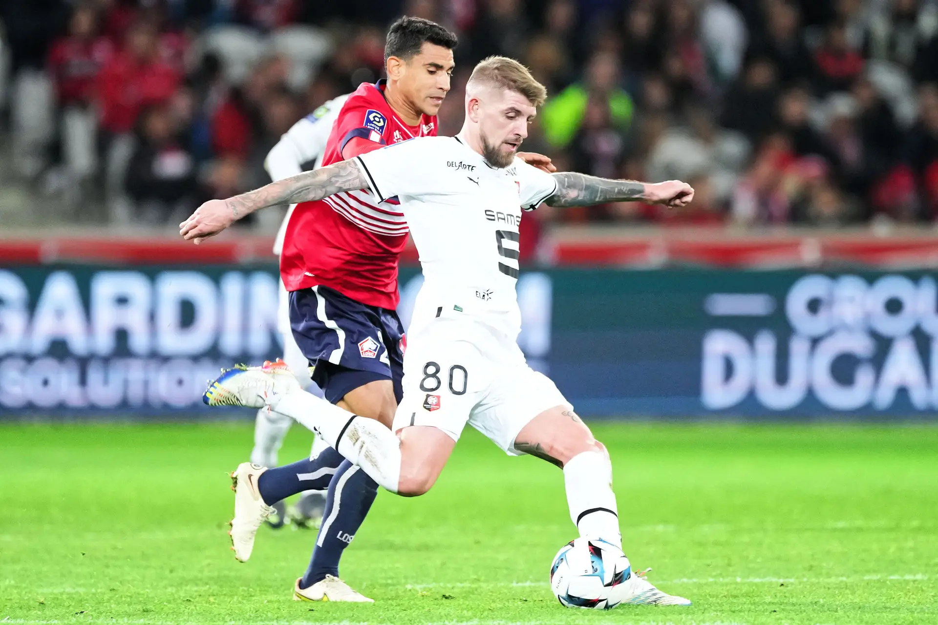 O médio português (de branco) jogou pelo Rennes em 2022/23