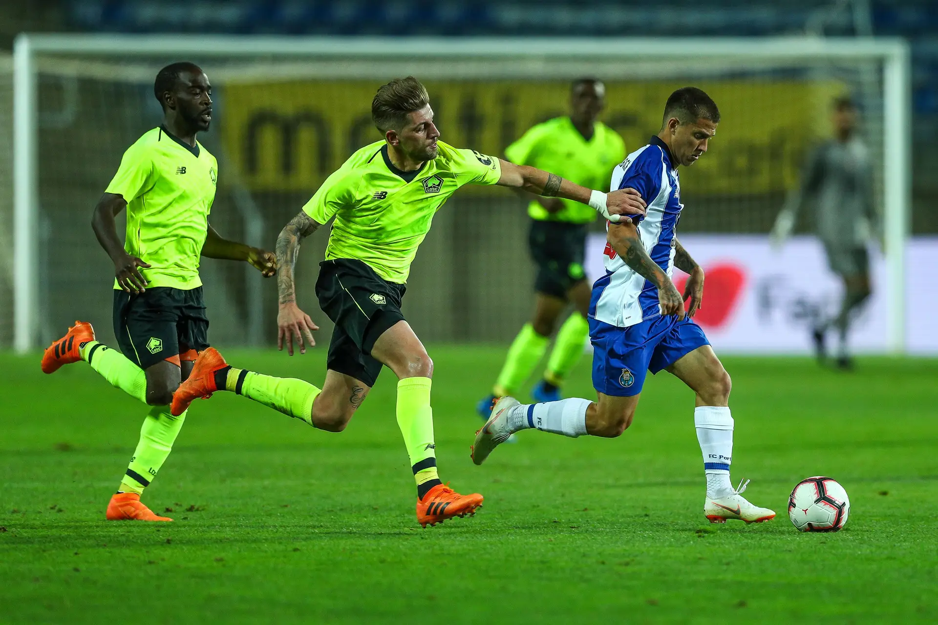 Xeka, do Lille, tenta travar Otavio, do FC Porto, durante um jogo da Algarve Cup, em 2018