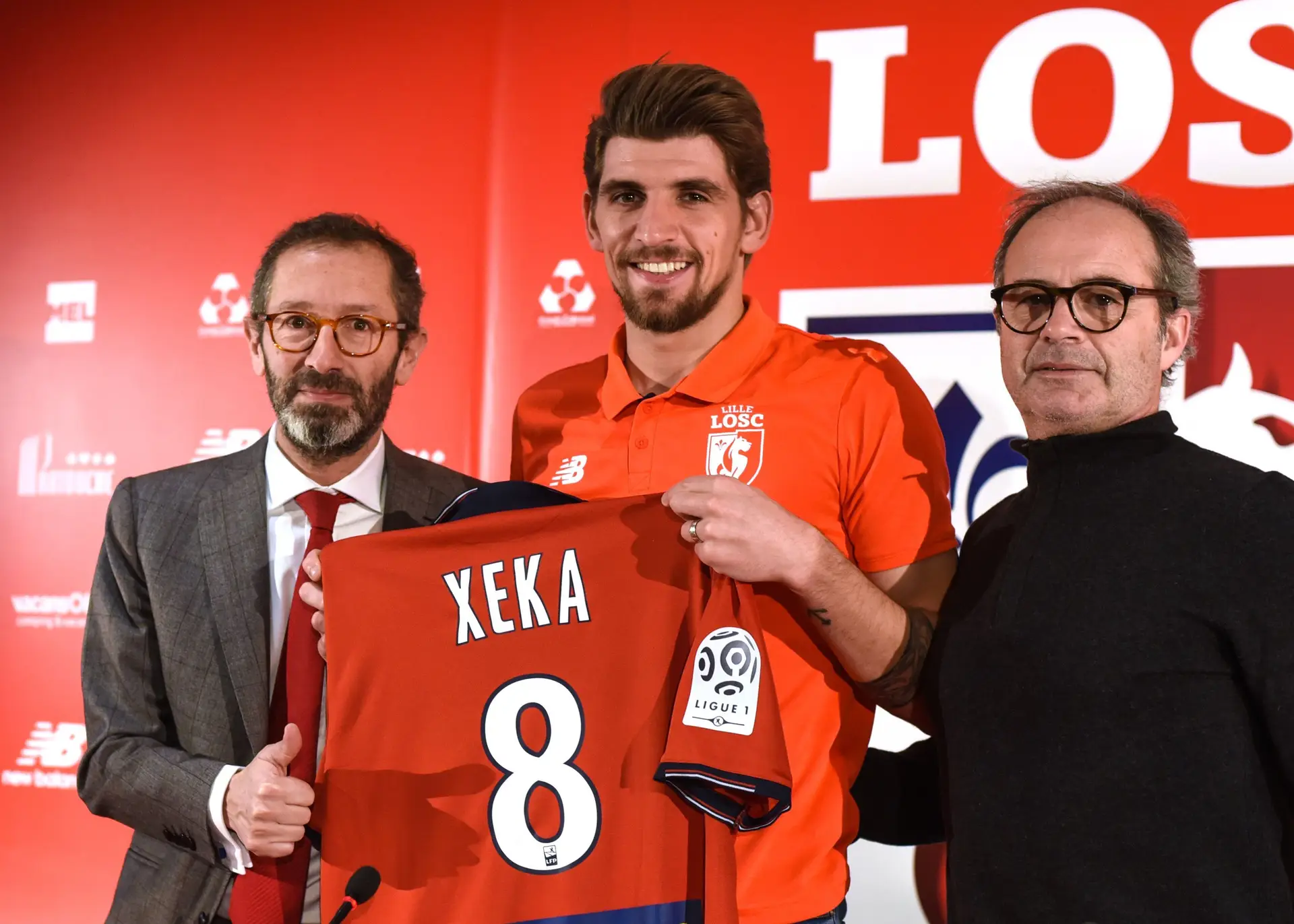 Marc Ingla, diretor-geral do Lille, com o português Luís Campos, diretor desportivo do clube, na apresentação do médio Xeka, em fevereiro de 2017