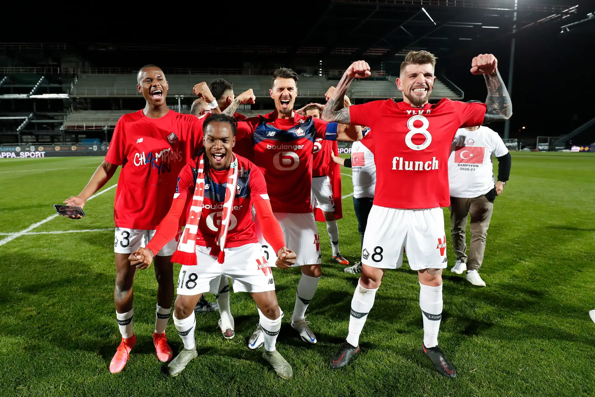 Xeka (nº8) festeja a conquista do titulo de França pelo Lille, em 2020/21