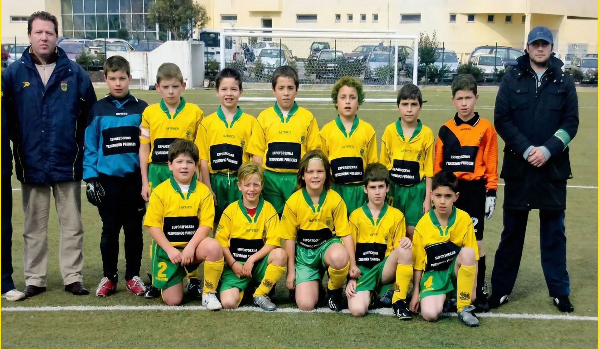 Xeka (2ª criança atrás à esquerda) com a sua equipa do Paços de Ferreira