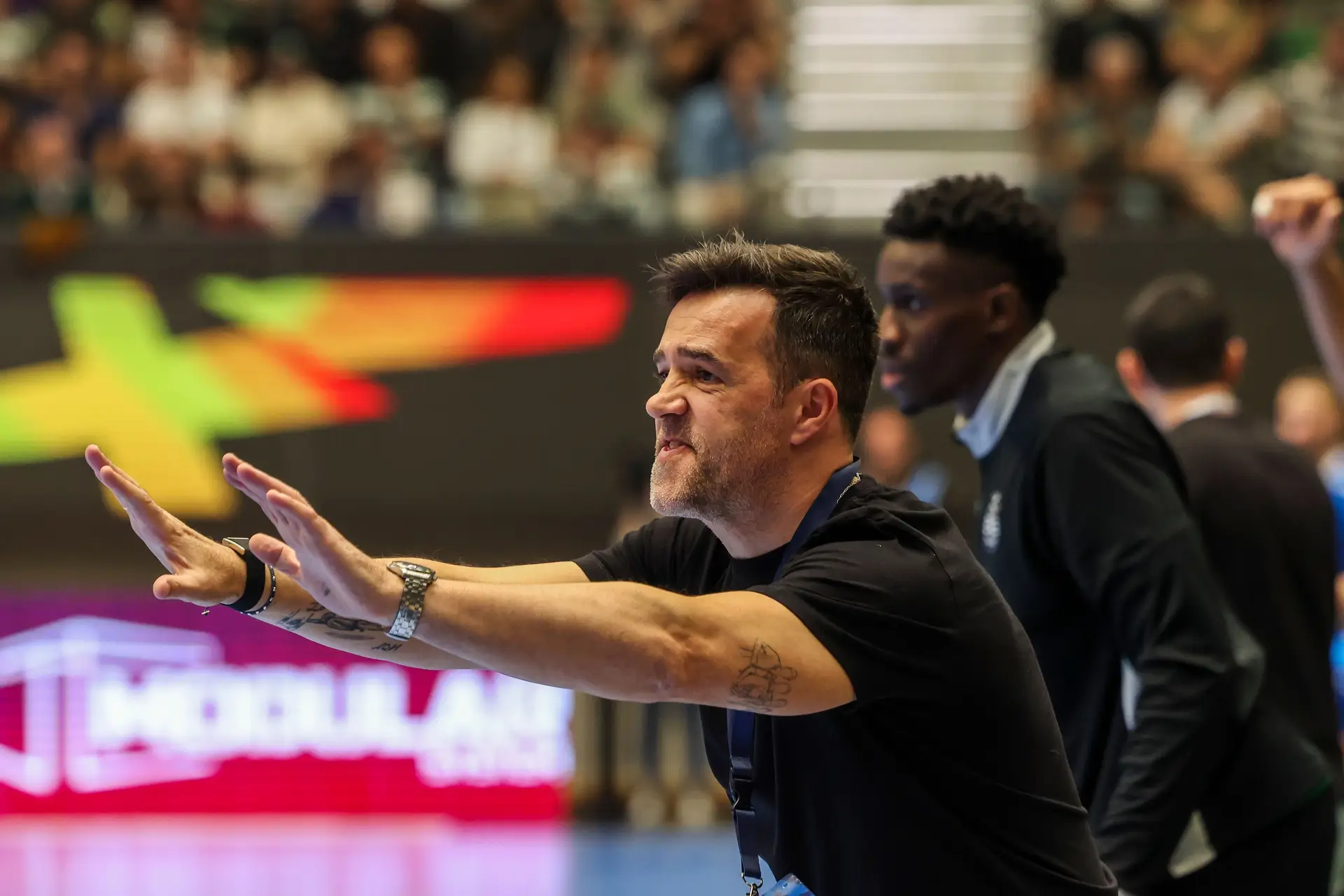 Treinador do Sporting dá indicações à equipa durante o jogo com o Wisla Plock para a Liga dos Campeões