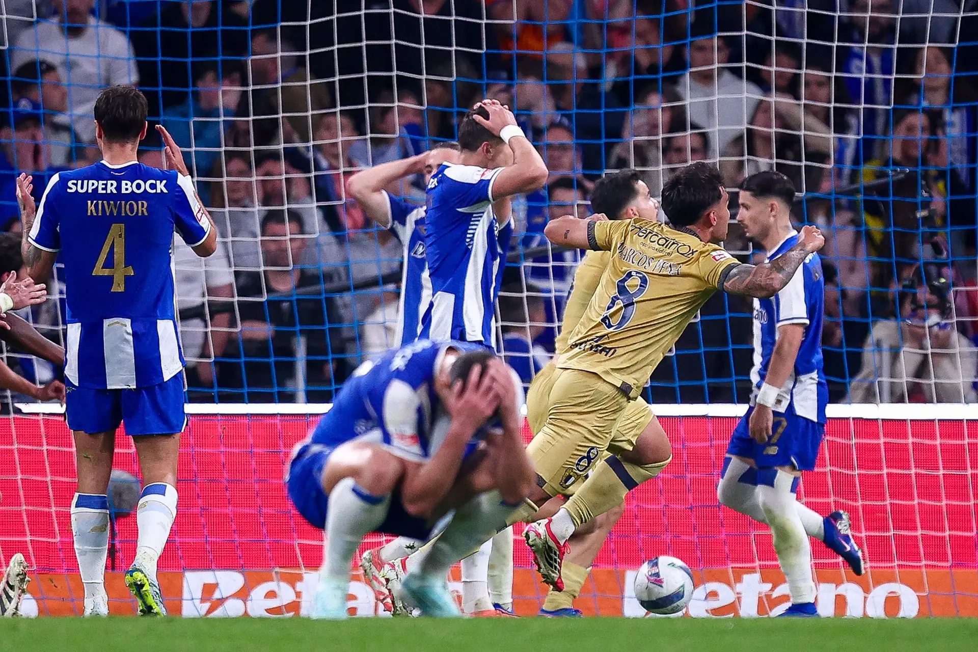 Sorriso pôs a mão na ferida do FC Porto e para o Famalicão foi ouro sobre azul