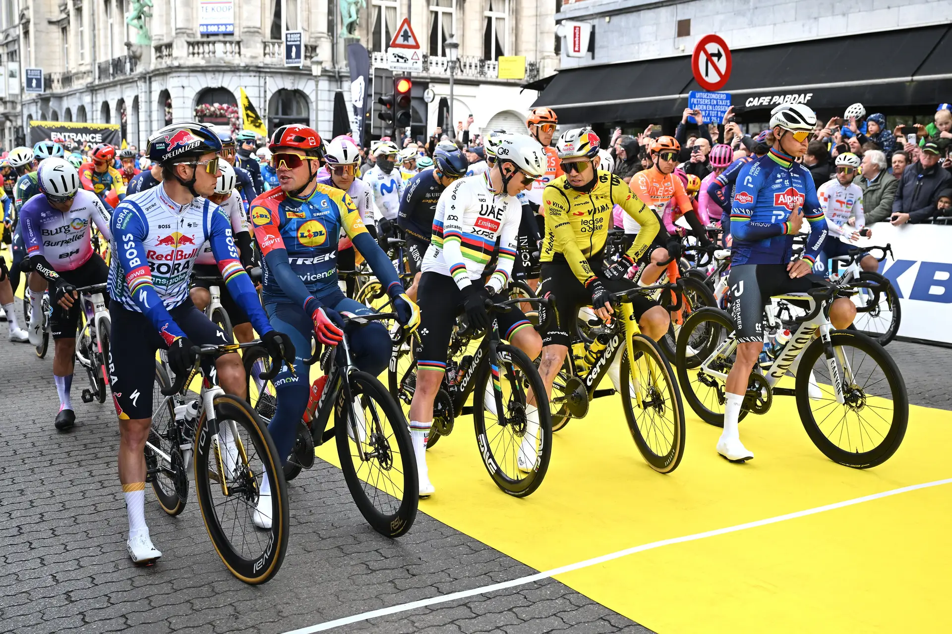 Remco Evenepoel, Mads Pedersen, Tadej Pogačar, Wout van Aert e Mathieu van der Poel, os cinco Vingadores da Volta à Flandres