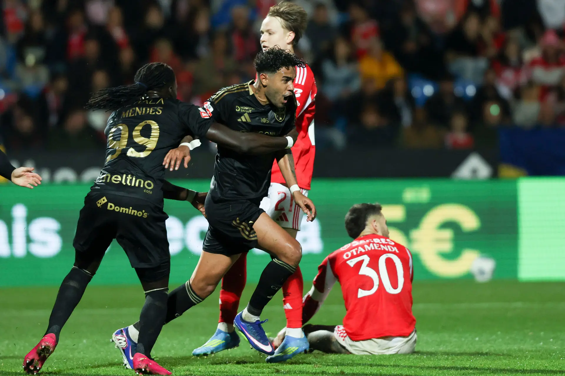 O PREC do Benfica escorregou nas carambolas do Casa Pia - Tribuna