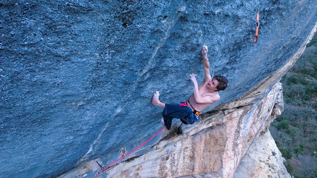 Um adolescente de 17 anos foi o primeiro a escalar uma das paredes mais míticas do mundo. Para facilitar, escalou descalço