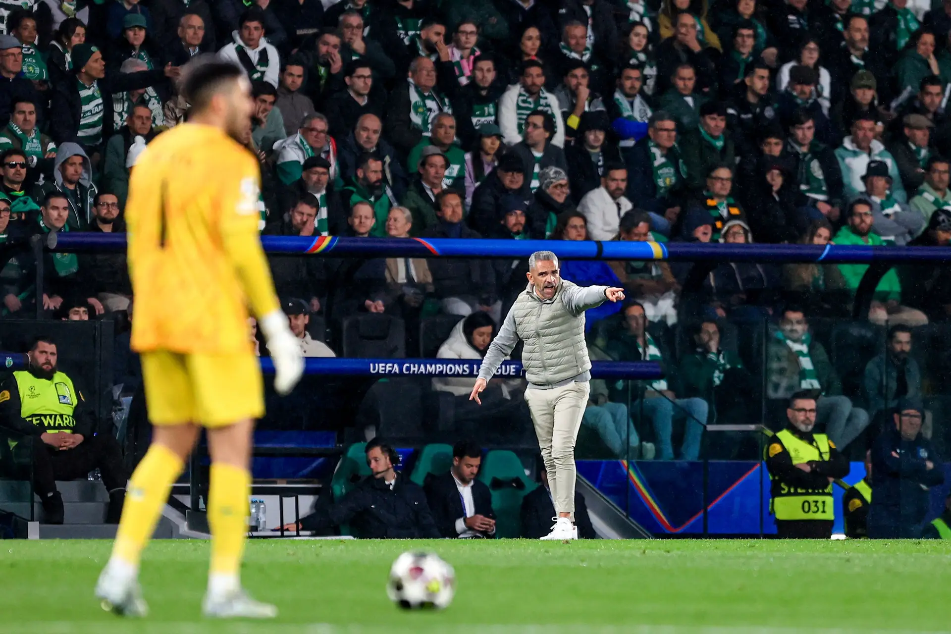 Rui Borges a dar instruções aos jogadores do Sporting durante o encontro da 1ª mão dos quartos de final da Liga dos Campeões, contra o Arsenal