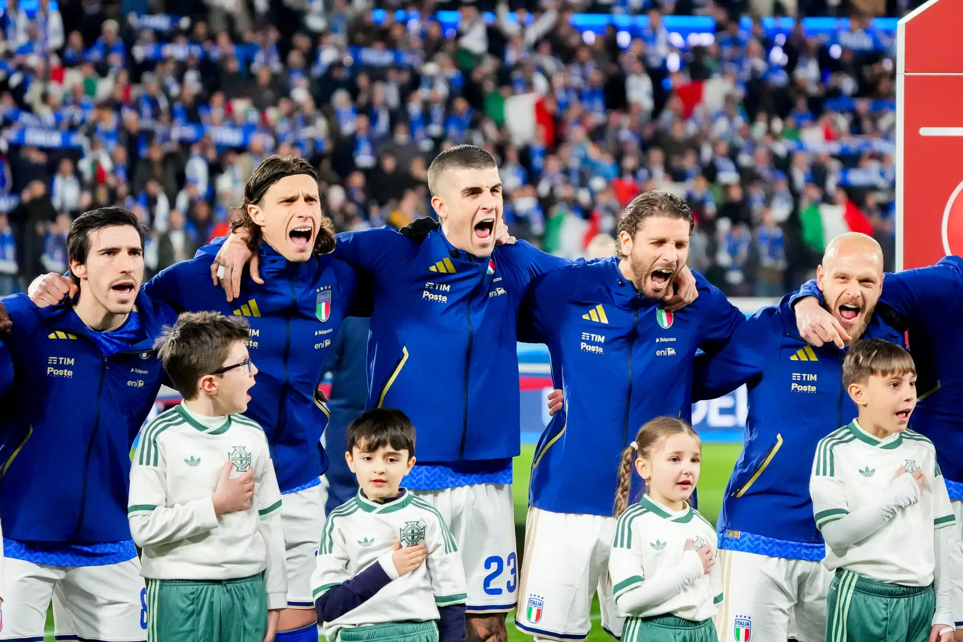 Tonali, Calafiori, Mancini, Locatelli e Di Marco a gritarem o hino nacional italiano antes do primeiro jogo do play-off de apuramento para o Mundial de 2026