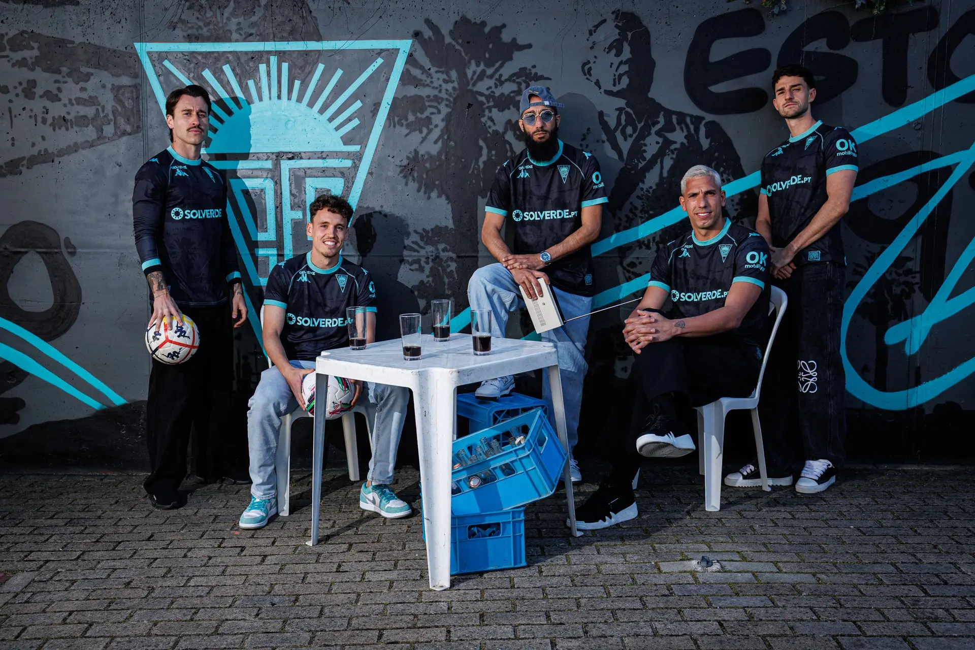 A camisola criada por Dish será utilizada pelo Estoril Praia na receção ao FC Porto, no domingo, a contar para a 29ª jornada do campeonato