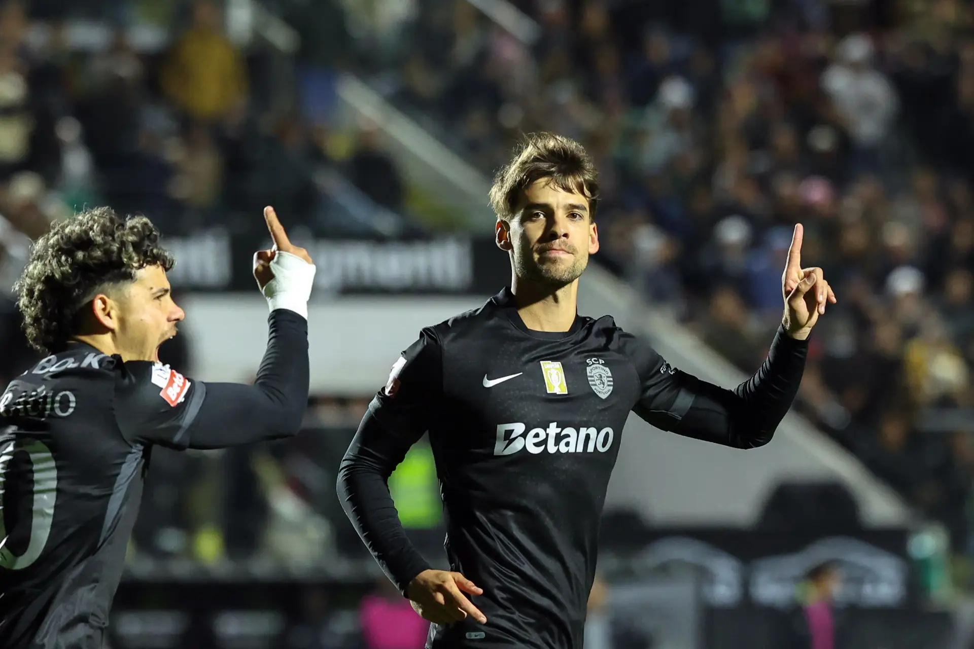 Daniel Bragança a celebrar o golo que deu a vitória ao Sporting na Amadora, o seu quinto esta época no campeonato