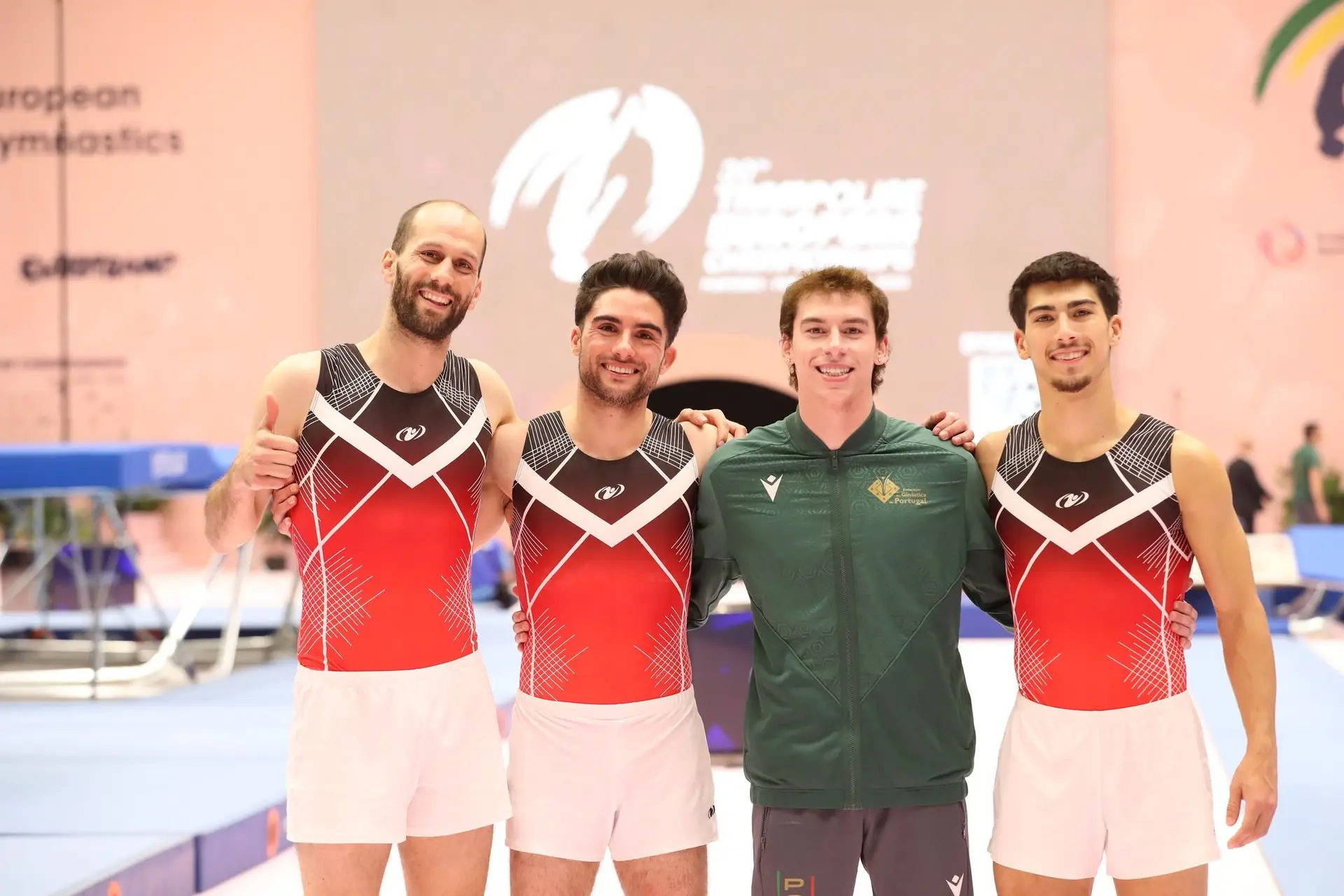 Diogo Abreu, Gabriel Albuquerque e Pedro Ferreira conquistaram o terceiro lugar na prova sénior por equipas no Europeu de ginástica de trampolins