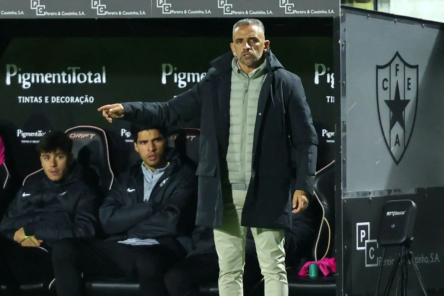 Rui Borges a orientar a equipa durante o Estrela da Amadora-Sporting, da 29ª jornada do campeonato