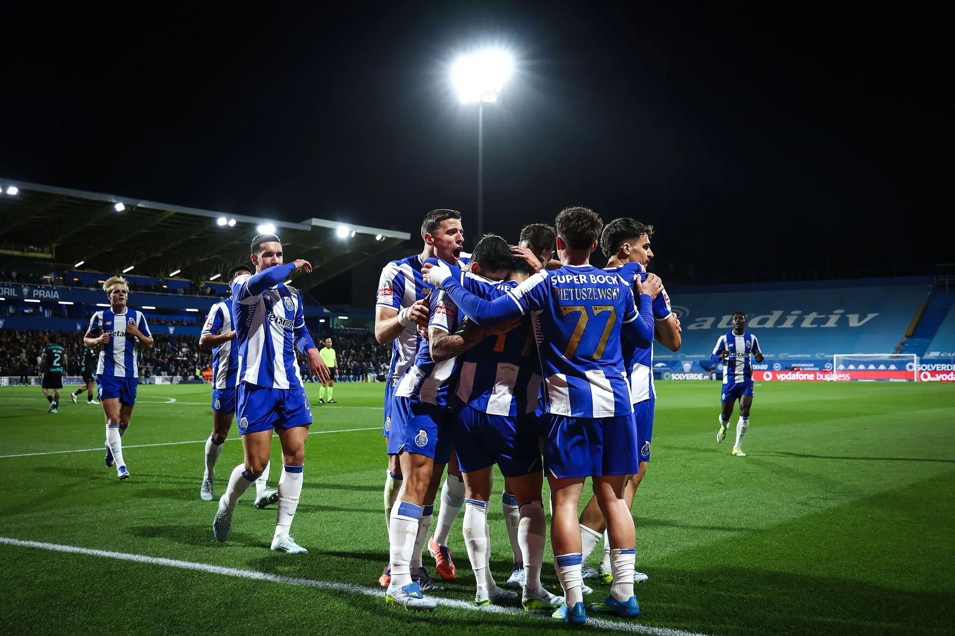 O maquinal FC Porto deixou um atropelamento de intensidade no Estoril