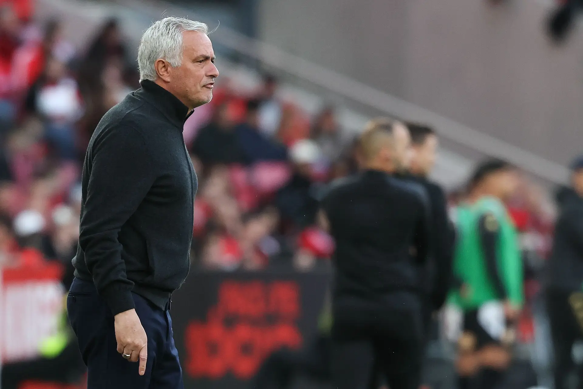José Mourinho atento ao jogo durante o Benfica-Nacional