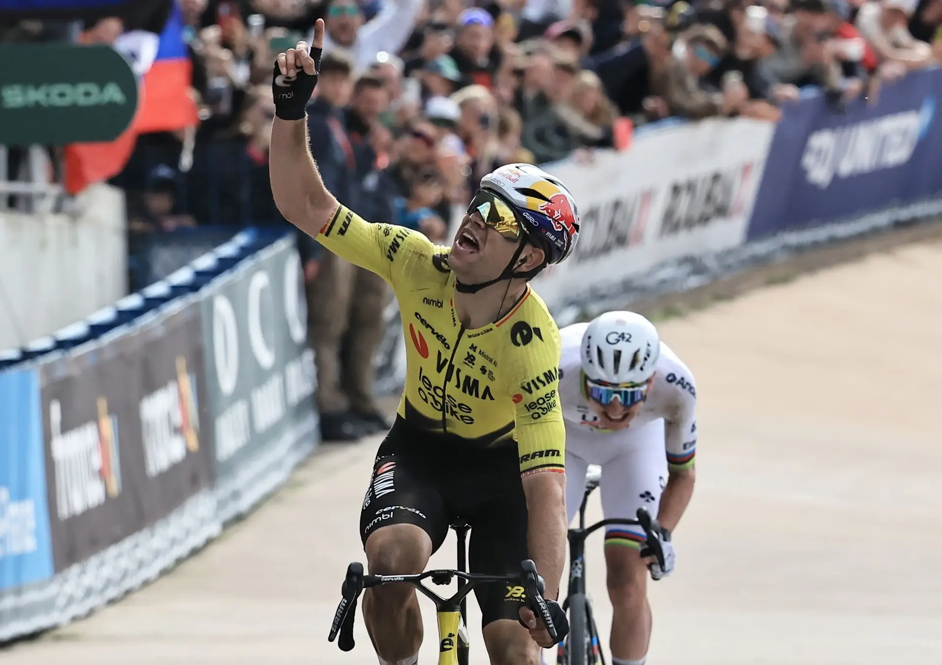 Wout van Aert eufórico a celebrar a sua vitória na meta, após superar Tadej Pogačar ao sprint