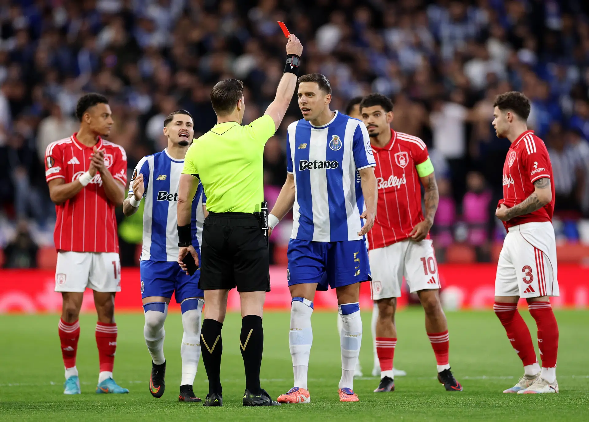 Bednarek foi expulso quando ainda nem 10 minuto se tinham jogado no Nottingham Forest-FC Porto