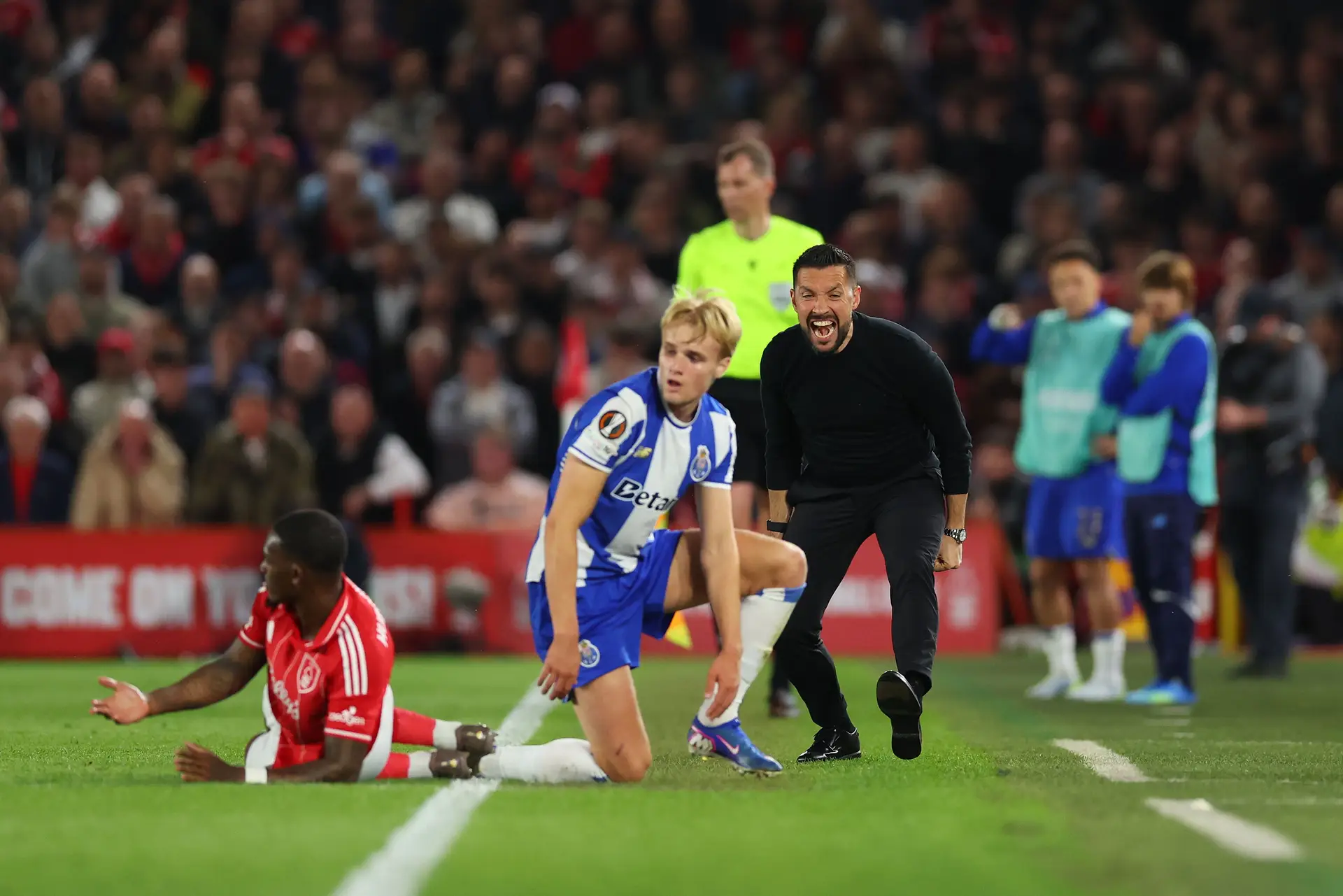 Francesco Farioli a gritar durante o jogo da 2ª mão dos quartos de final da Liga Europa entre o Nottingham Forest e o FC Porto