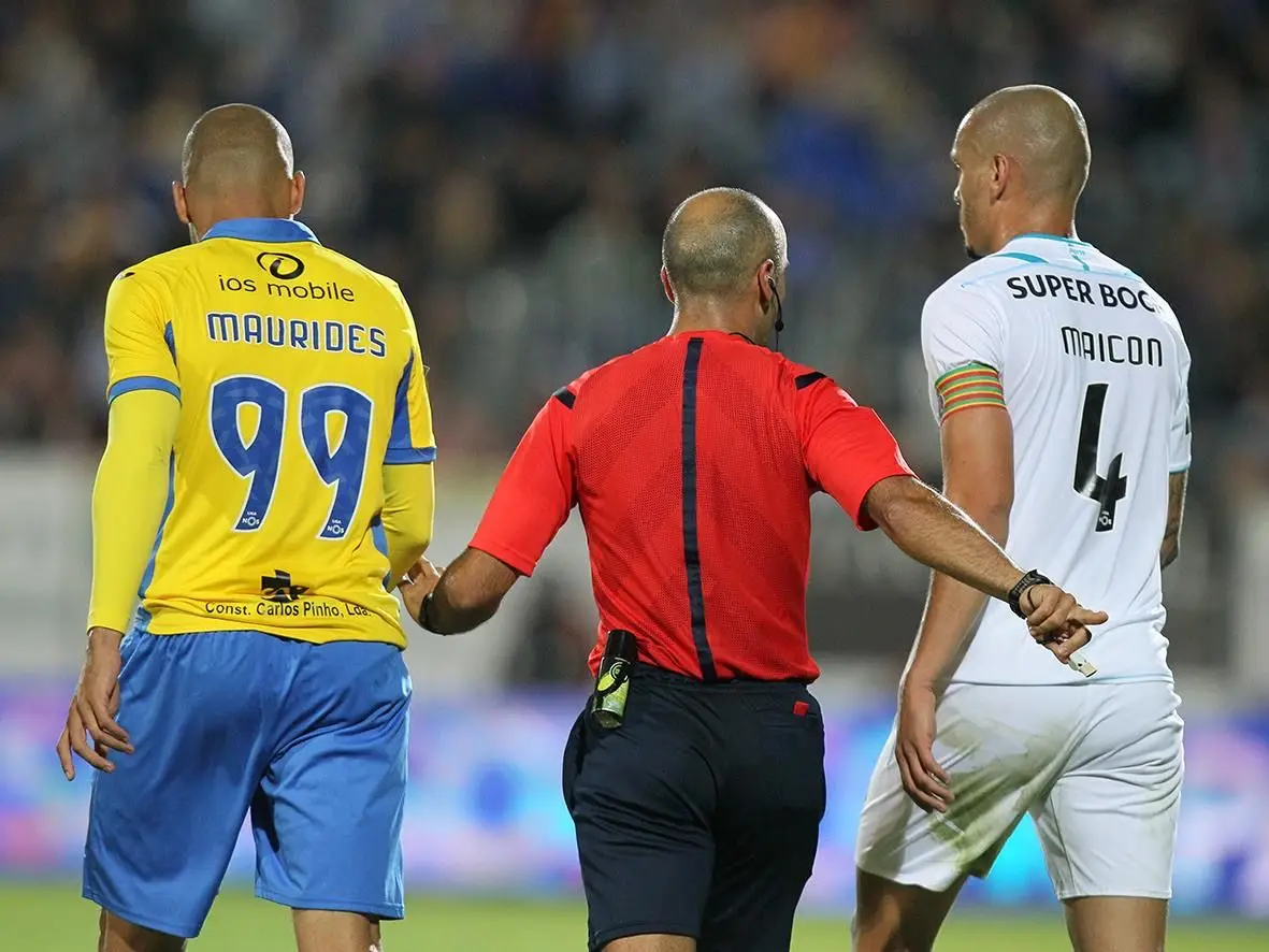 Maicon e Maurides com o árbitro que apitou o jogo entre o FC Arouca e o FC Porto