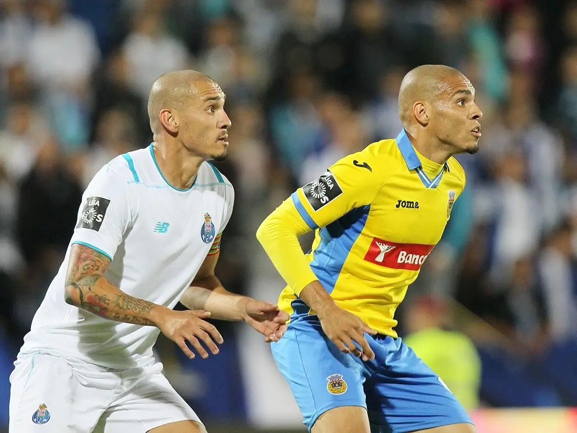 Maurides (à direita) jogou contra o irmão Maicon, então jogador do FC Porto