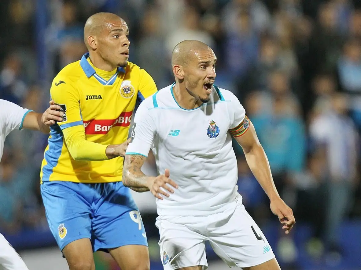 Mais um pormenor dos dois irmãos em campo