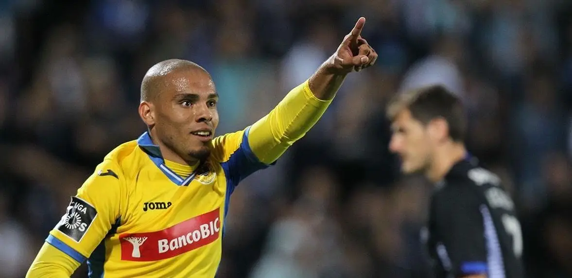 Maurides no jogo entre FC Arouca e FC Porto em que defrontou o irmão Maicon