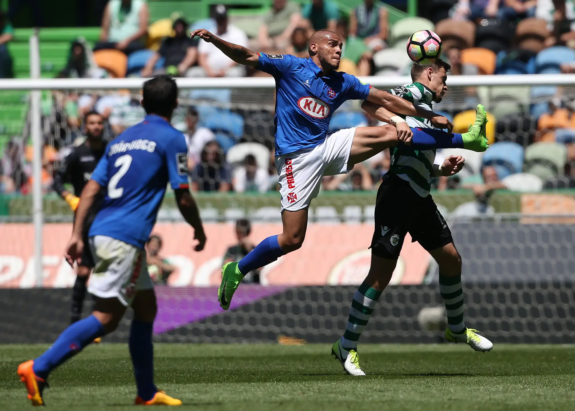 Maurides num lance acrobático com Sebastián Coates, do Sporting, em 2017