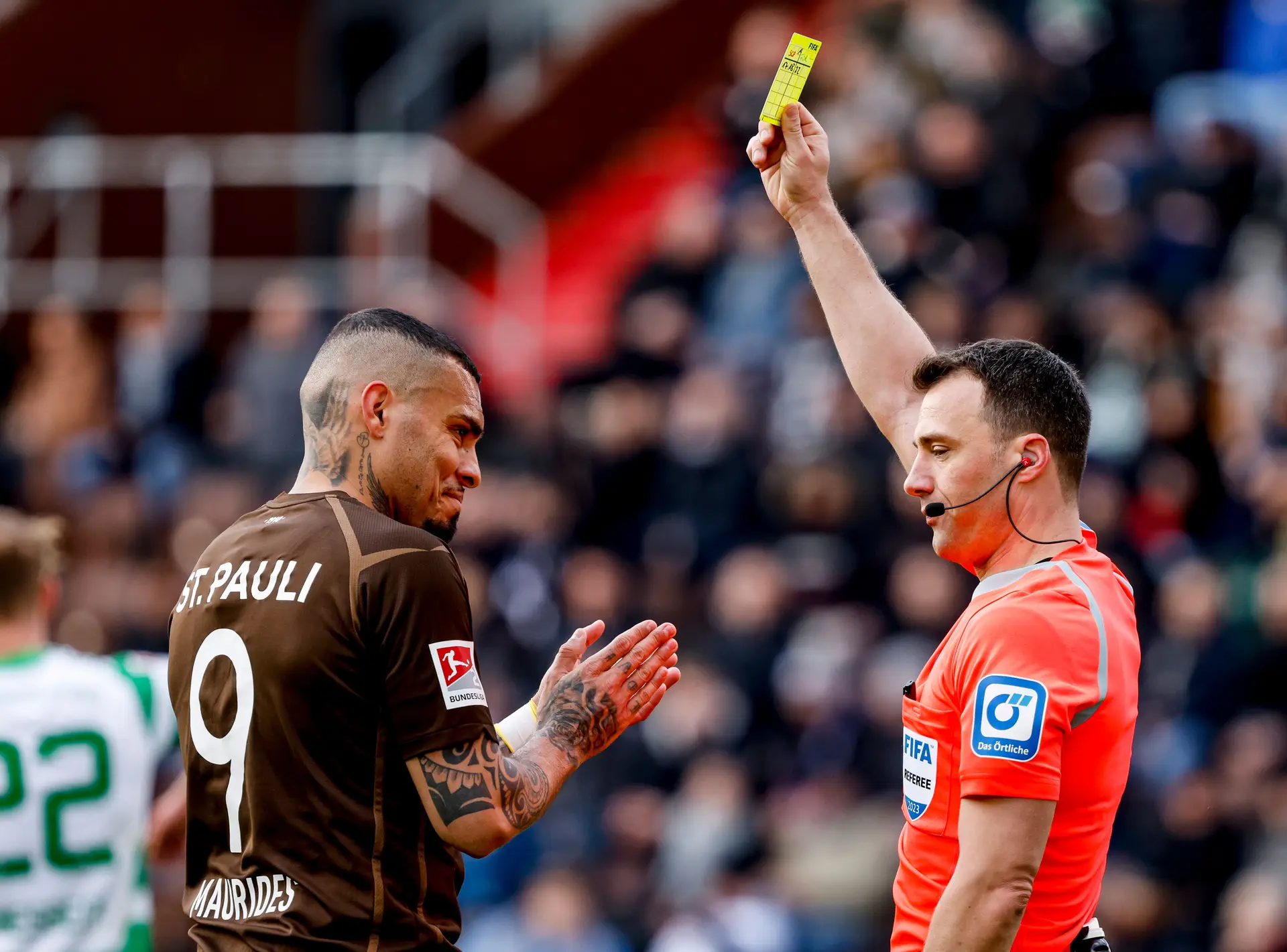 Maurides recebe um amarelo do árbitro Felix Zwayer durante um jogo pelo FC St. Pauli