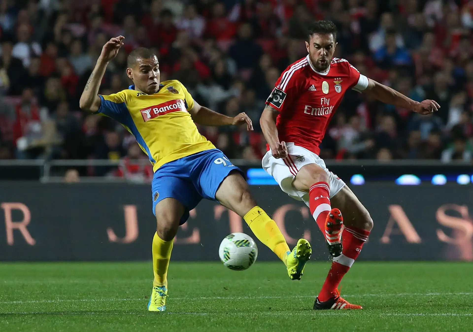 Em 2015/16, Maurides, à esquerda na foto a disputar a bola com Jardel, do Benfica, jogou no FC Arouca