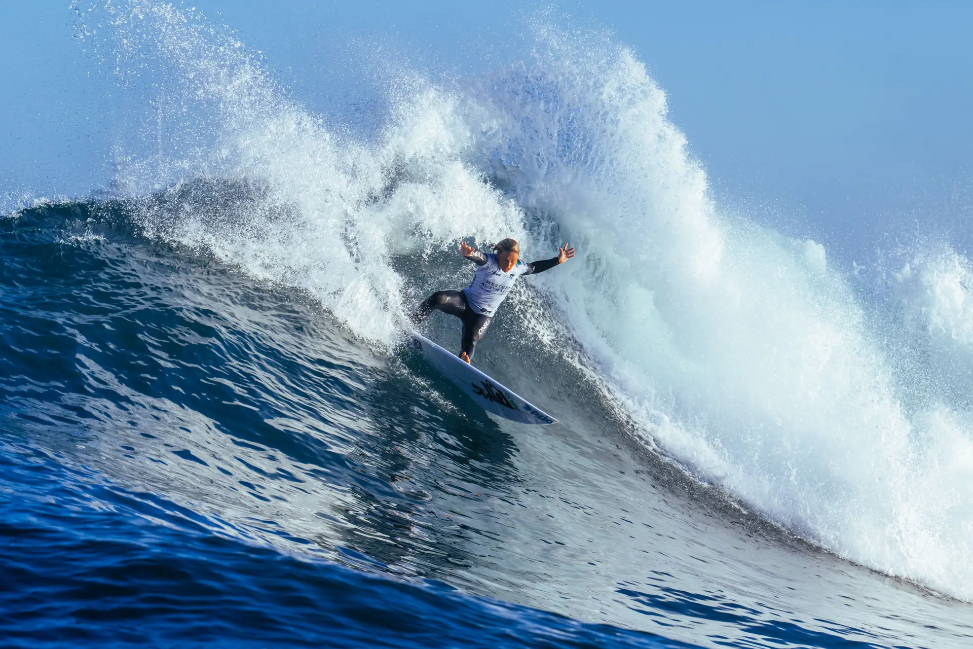 Ninguém entra no mar antes do que a madrugadora Yolanda Hopkins, que já ganha no circuito mundial de surf