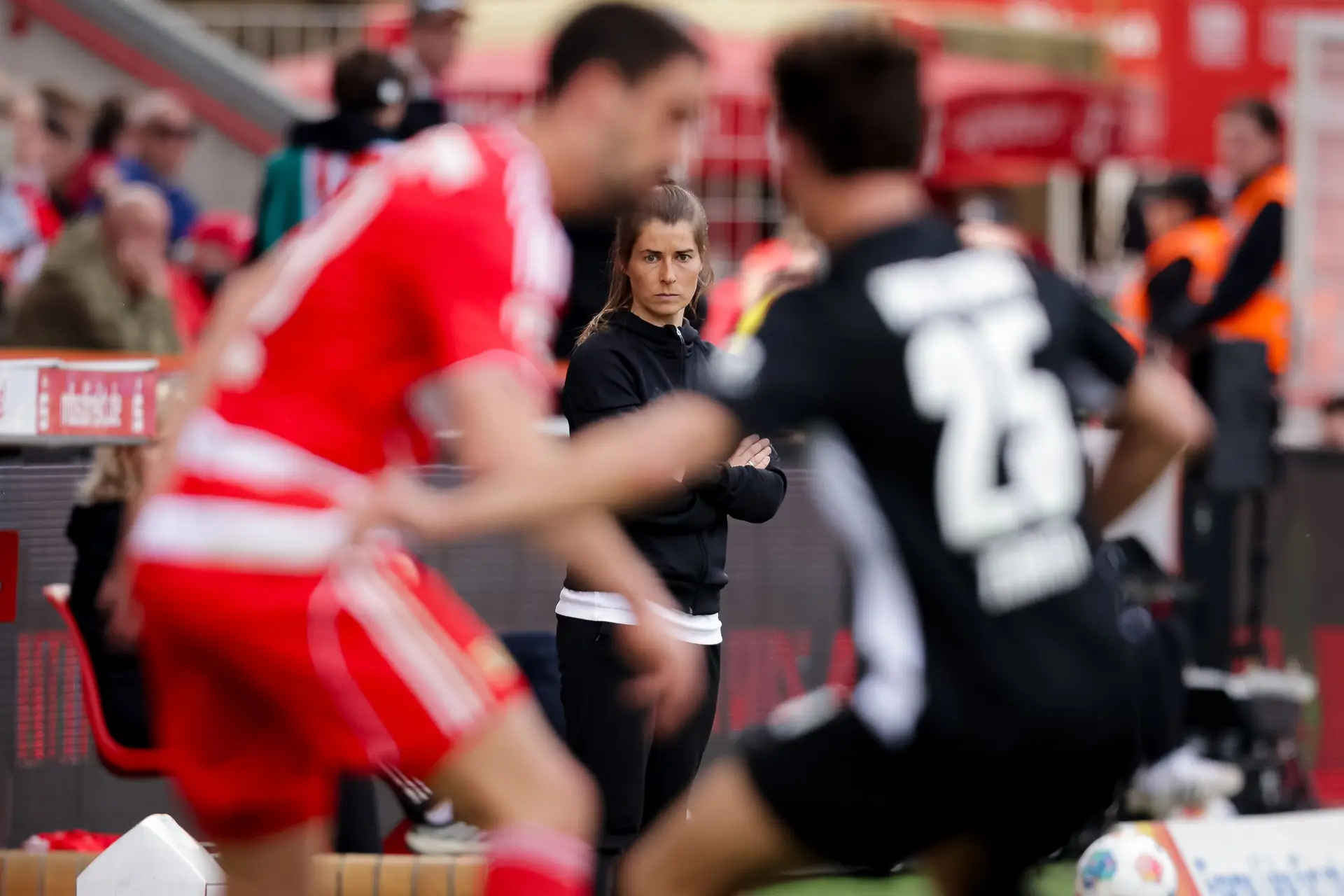 Dois grandes golos amargaram a estreia de Marie-Louise Eta, a “fussballgöttin”, na Bundesliga
