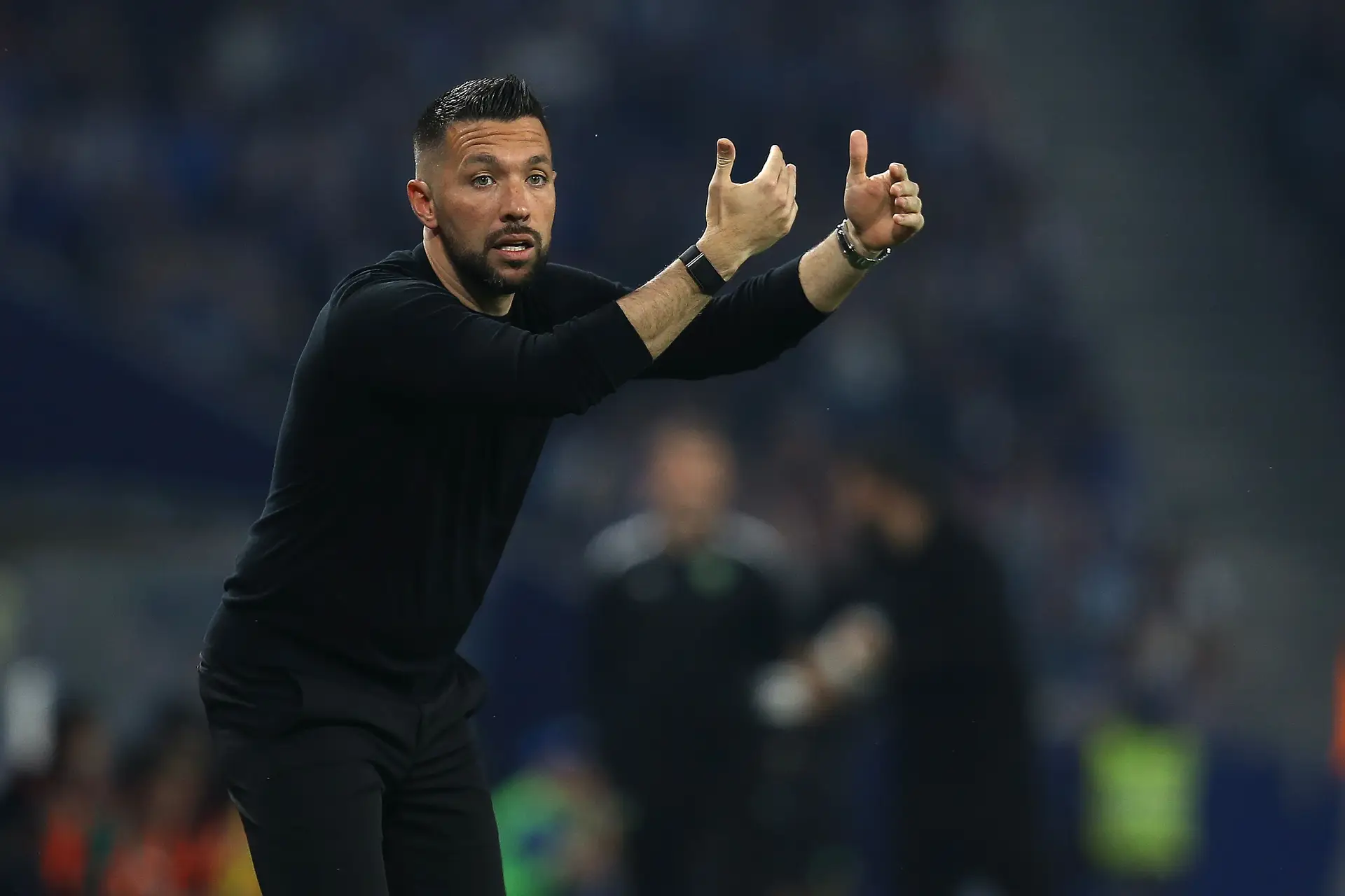 Treinador italiano do FC Porto a orientar a equipa no Dragão