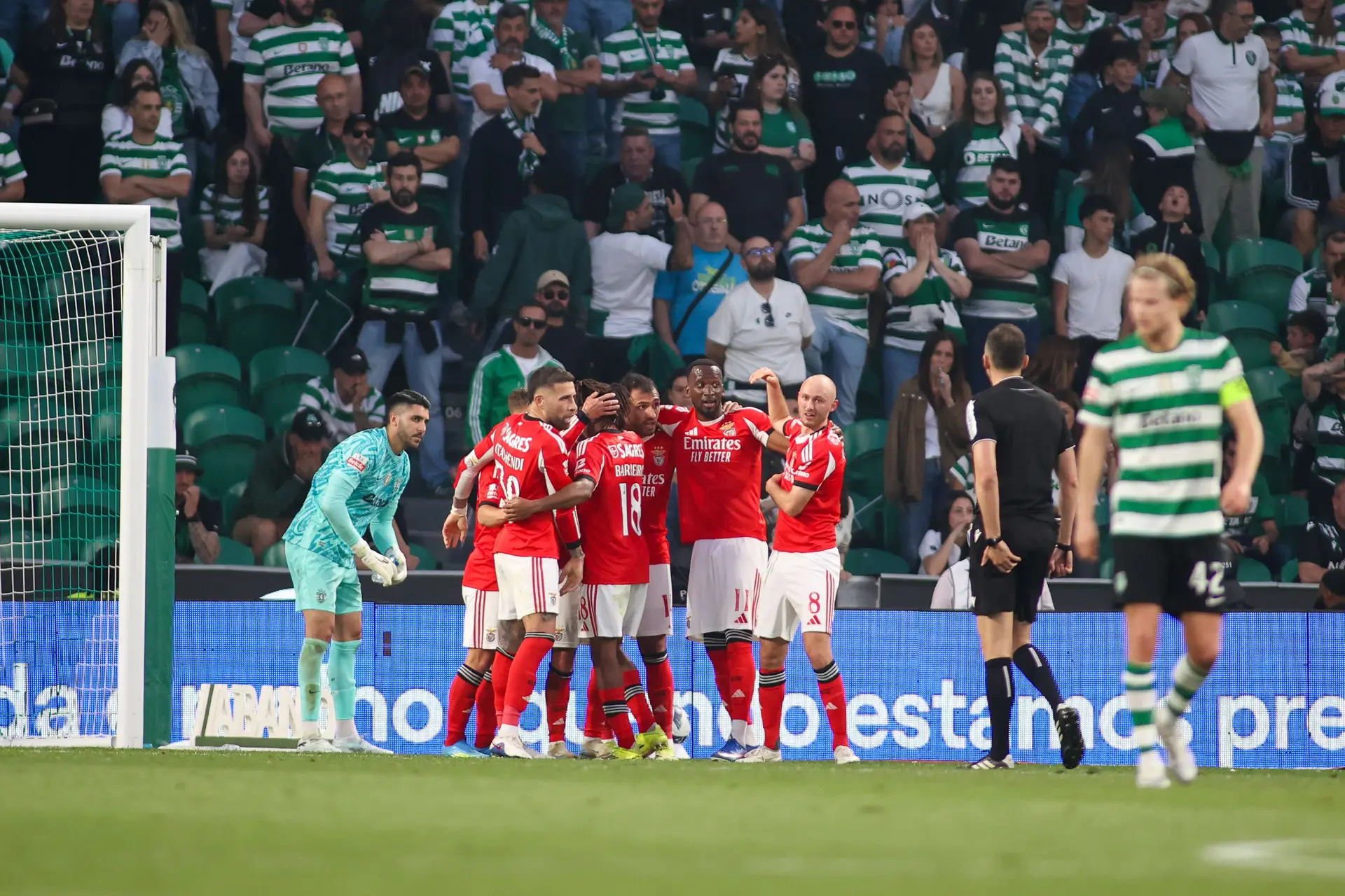 Num dérbi de emoções, o Benfica deu ao Sporting novas lutas com que se preocupar