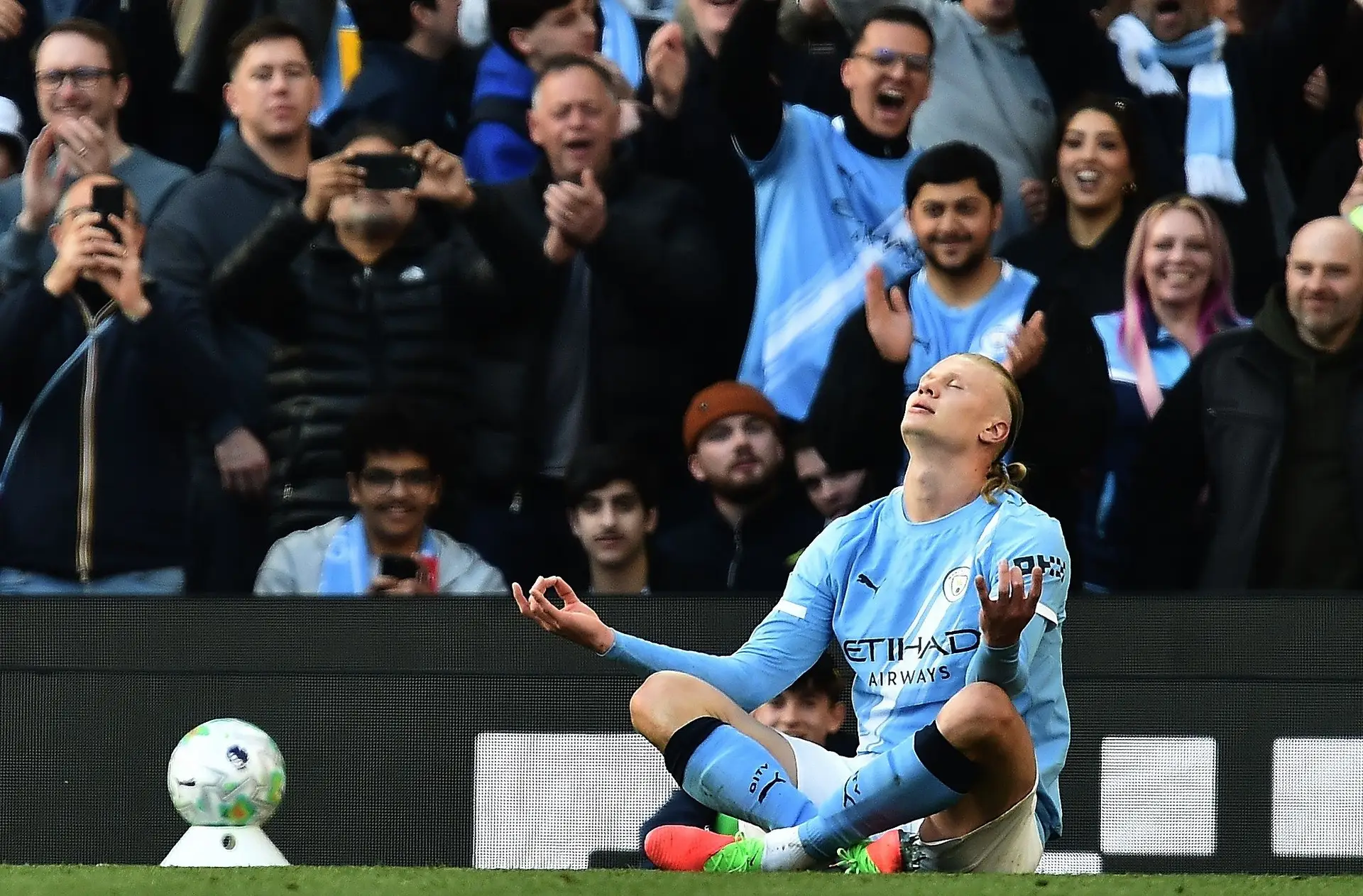 Haaland fez o 2-1 para o City, que deixa a sua equipa mais perto da liderança da Premier League