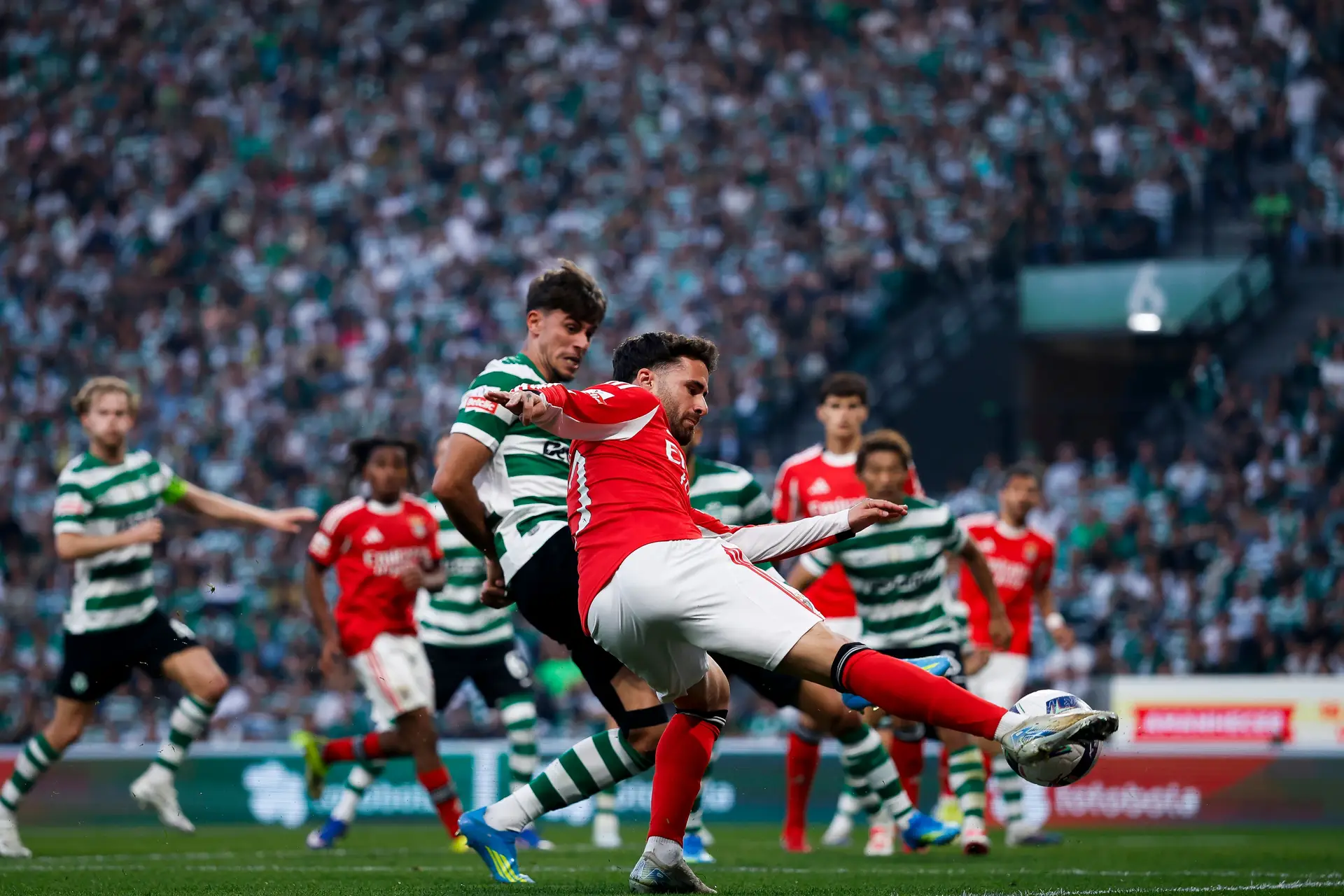 Já nos descontos, Rafa fez o 2-1 para o Benfica em Alvalade